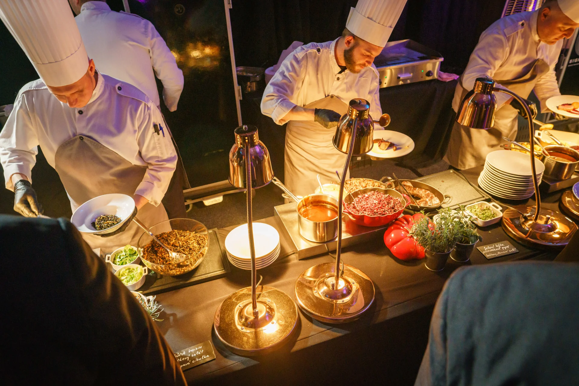 Kuchaři Signature Catering při eventu ve Sklepě Na Vyhlídce